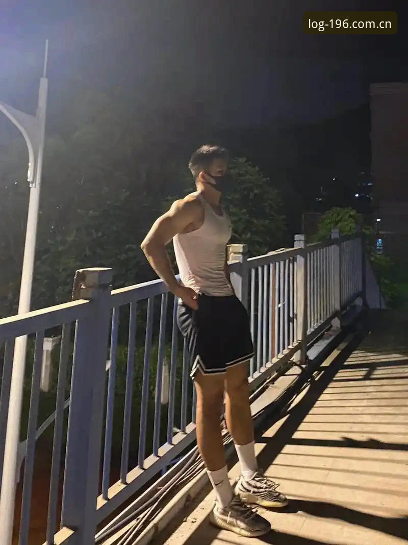 格拉利什vs皮克福德：深夜狂欢与职业状态的对比，196体育官网为你解读